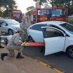 Desatenção causa acidente com dois carros e trava trânsito no centro