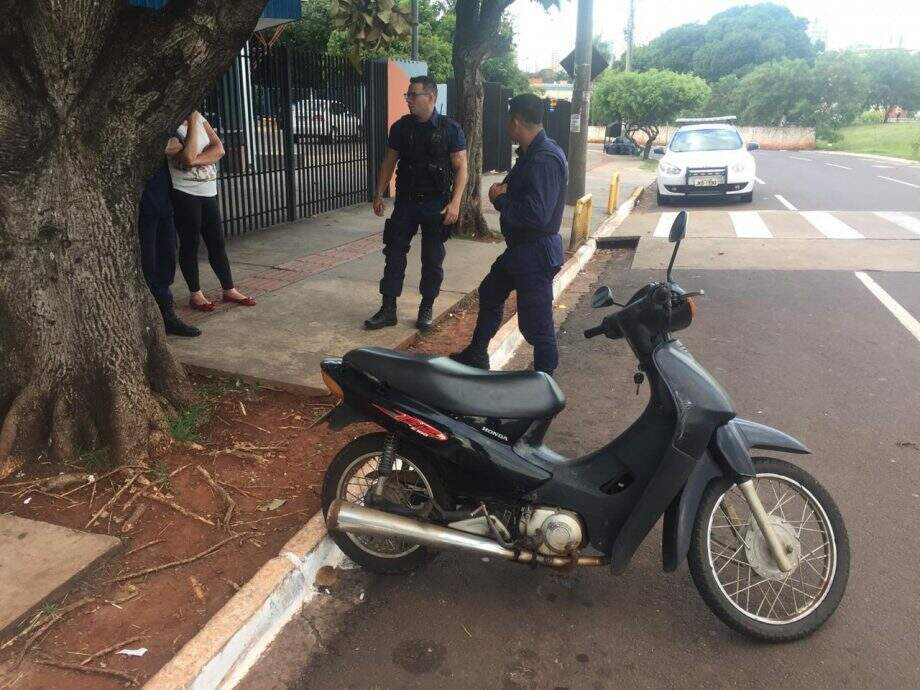 Moto roubada é encontrada em frente ao Instituto Mirim