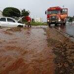 VÍDEO: Em menos de 30 minutos, chuva deixa carros e cinco pessoas ilhadas na Consul Assaf Trad