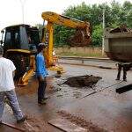 Cerca de 130 trabalhadores atuam na limpeza de avenidas que foram alagadas em Campo Grande