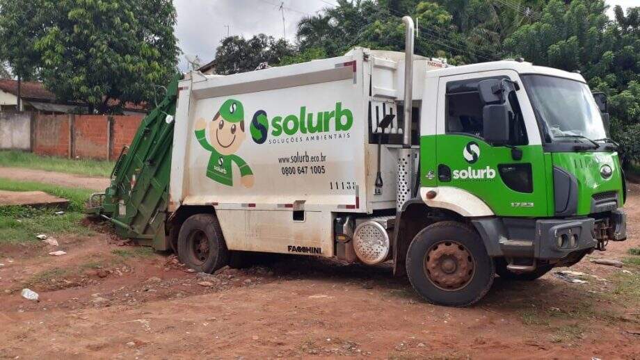 Caminhão da Solurb fica preso em buraco de rua sem asfalto no Nova Lima