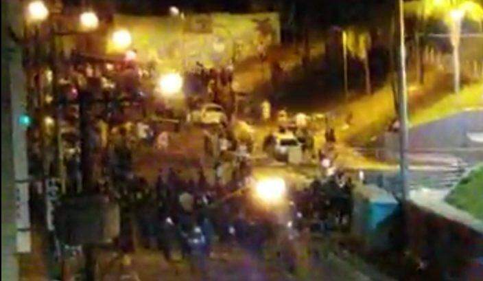VÍDEO: Bombas de efeito moral dispersam foliões que queriam madrugar no Enterro dos Ossos