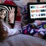 Com medo de seu filho ver a boneca Momo? Confira como pais podem proteger crianças que vêem vídeos na internet