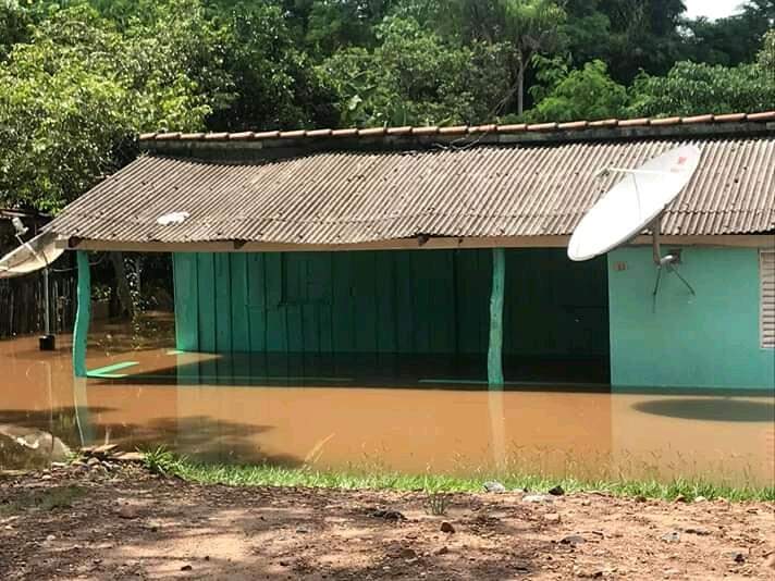 Cheia no Rio Apa deixa ribeirinhos ilhados e moradores são levados para abrigos