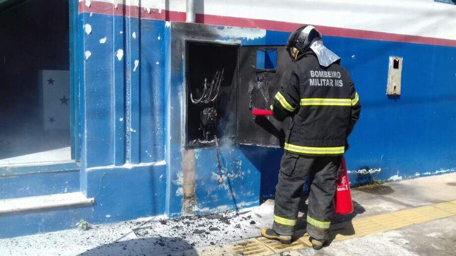 Bombeiros combatem fogo e evacuam escola em MS após princípio de incêndio
