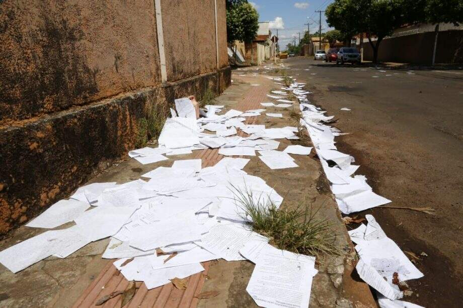Chuva de panfletos pede para vizinho mudar do Taveirópolis