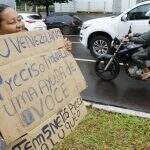 Sem documento para trabalhar, venezuelanos enfrentam chuva para pedir