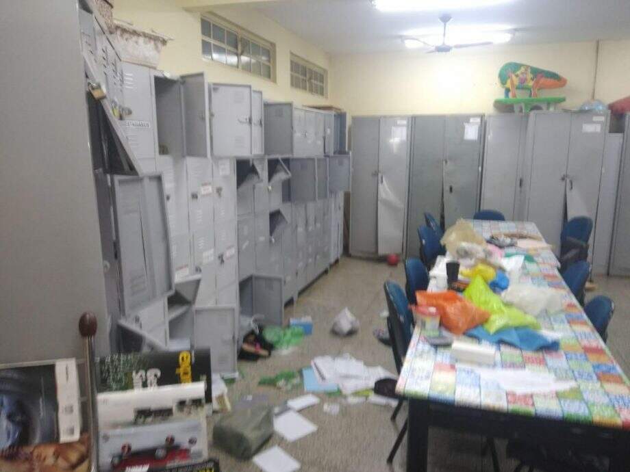 Foragido invade escola e destrói sala dos professores em Campo Grande
