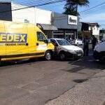 Motorista invade preferencial e causa acidente com furgão dos Correios