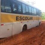 VÍDEO: Ônibus escolar atola em estrada de terra e deixa alunos sem ir para aula