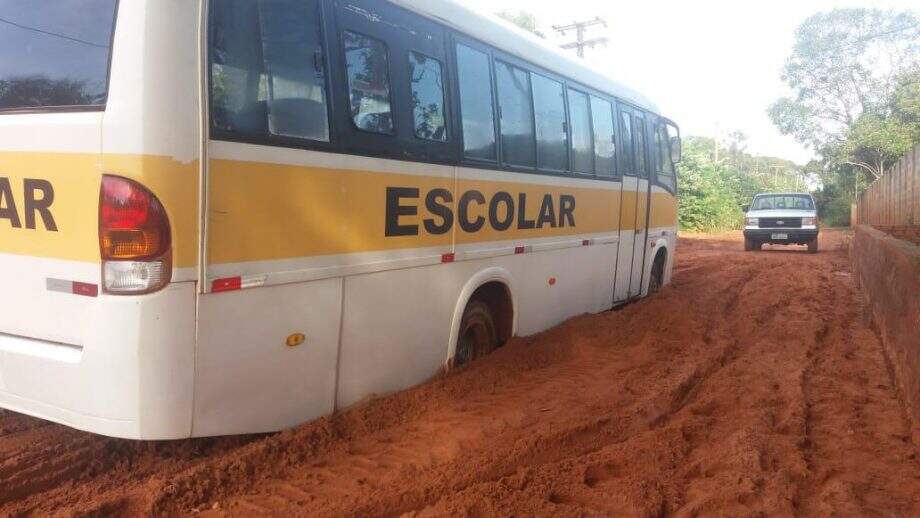 VÍDEO: Ônibus escolar atola em estrada de terra e deixa alunos sem ir para aula