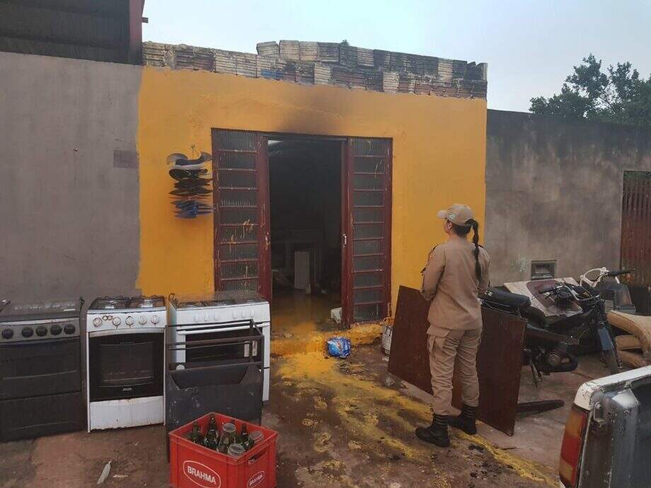 Incêndio atingiu depósito de móveis na tarde deste domingo. (Foto: Guilherme Cavalcante)