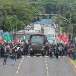 VÍDEO: Contra cortes de Bolsonaro, professores e alunos protestam em frente à UFMS