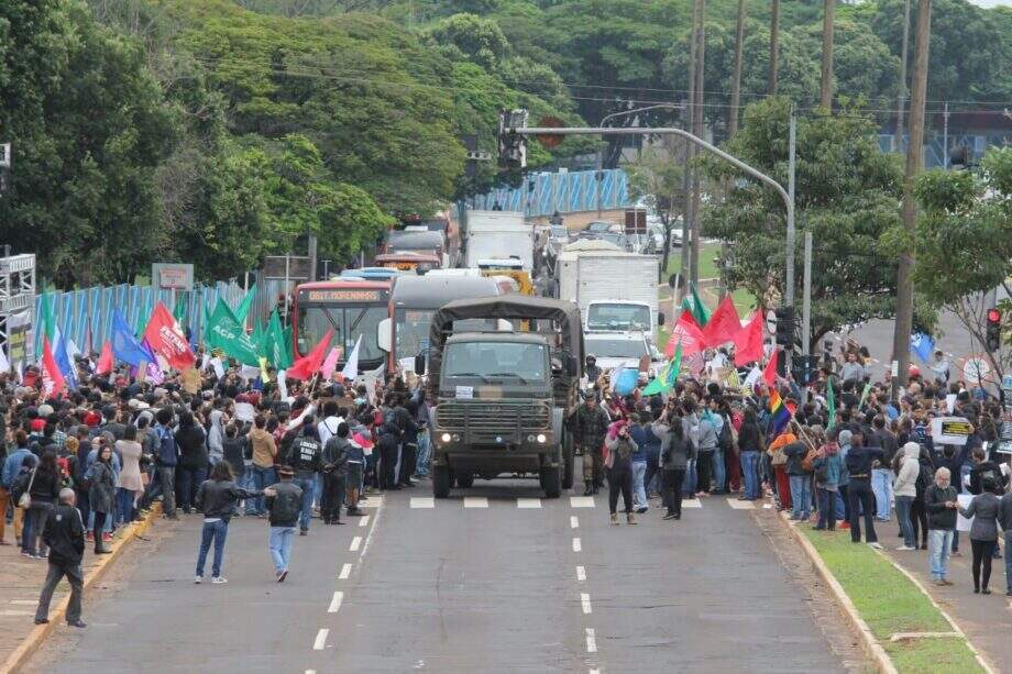 VÍDEO: Contra cortes de Bolsonaro, professores e alunos protestam em frente à UFMS