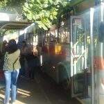 Com suspeita de ‘fio queimado’, ônibus da linha 076 estraga na rua e irrita usuários