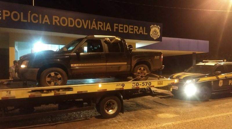 Motorista foge em alta velocidade e abandona S10 com mais de 470 kg de maconha