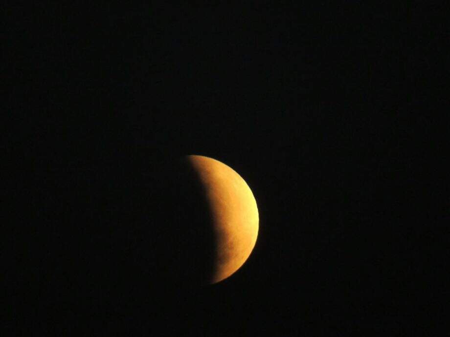 Sul-mato-grossenses registram eclipse lunar parcial em noite de céu aberto