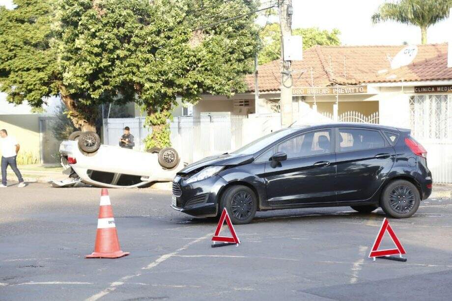 Sem CNH, funcionário pega carro escondido do patrão e capota duas vezes