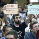 Estudantes se manifestam contra cortes na ciência em conferência do Ministro Marcos Pontes