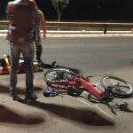 Motociclista tenta evitar quebra-molas e acerta ciclista na Duque de Caxias
