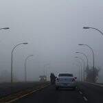 Nevoeiro encobre céu em Campo Grande e indica que chuva não deve aparecer tão cedo