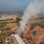 Incêndio atinge depósito de resíduos e Bombeiros tentam apagar chamas há horas em Campo Grande