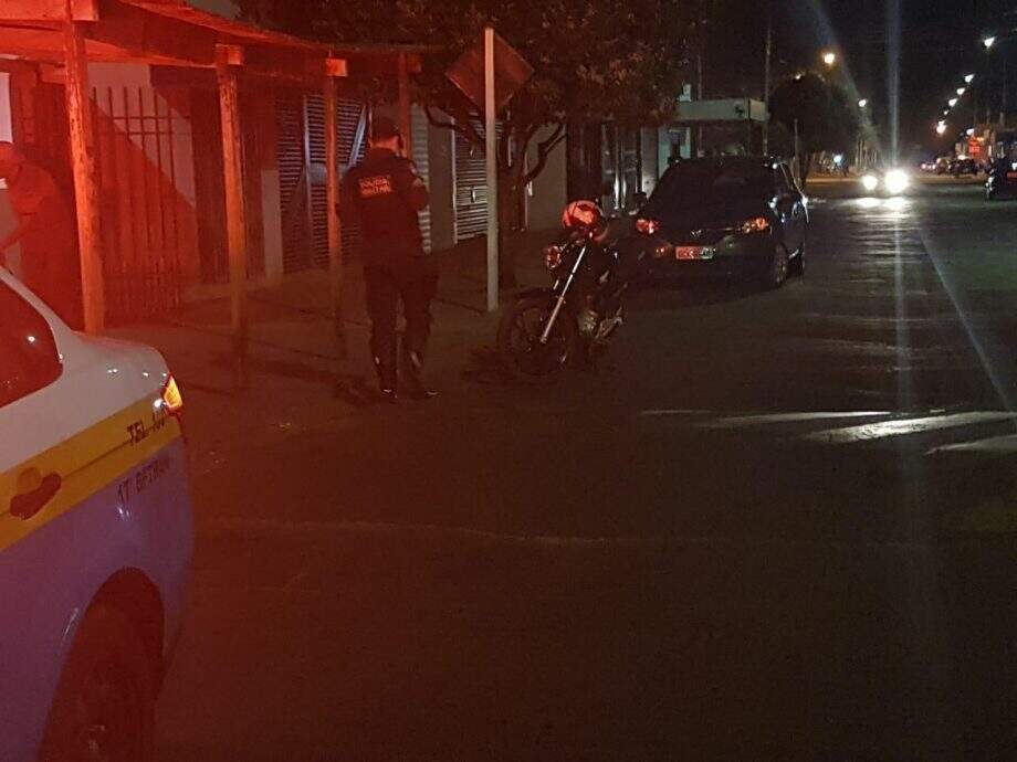 Motociclista morre ao bater em placa após colisão com carro