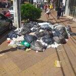 Calçada no Centro vira ‘lixão’ e desafia pedestres