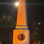 Obelisco é iluminado com a cor laranja em alusão ao Dia do Paciente