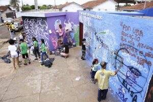 Muros da escola estadual recebem pintura feita pelos próprios alunos que aproveitam o espaço para expressar sentimentos (Foto: Leonardo de França