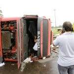 Carreta com chapas de metal tomba em rotatória de Campo Grande