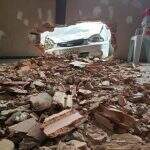 Motorista perde controle de carro e destrói muro de casa
