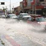 Água jorra de asfalto e avenida Zahran vira rio com correnteza