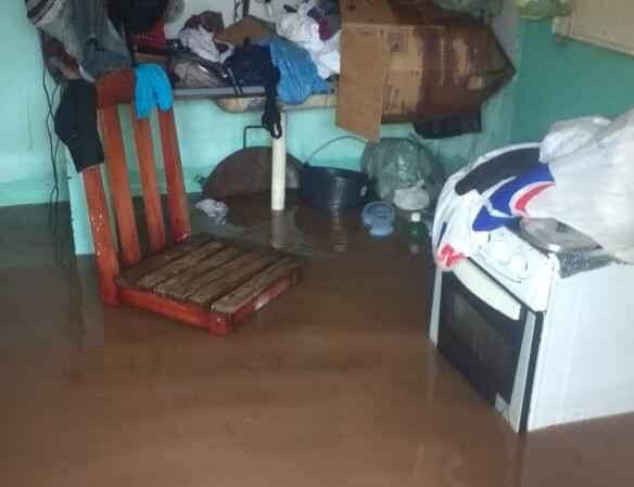 Água da chuva inunda casas na Vila Popular e deixa famílias desabrigadas
