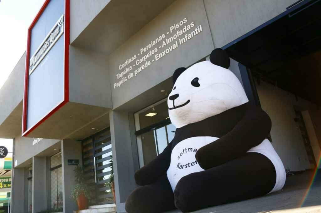 Panda gigante está atraindo olhares de quem passa na Avenida Mato Grosso. (Foto: Minamar Júnior