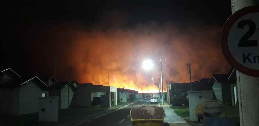 VÍDEO: Incêndio de grandes proporções em área do aeroporto e Base Aérea