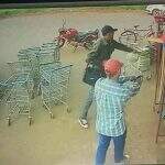 VÍDEO: Câmeras de segurança flagram assaltantes armados roubando lojas na Capital