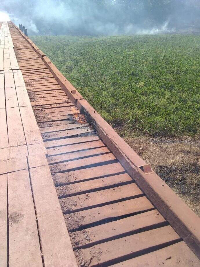Incêndio afeta ponte de madeira e fecha tráfego em estrada de Corumbá