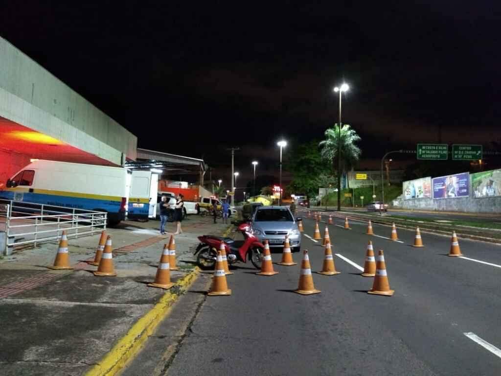 Blitz Lei Seca na Avenida Costa e Silva aborda 85 veículos e 23 motoristas bêbados