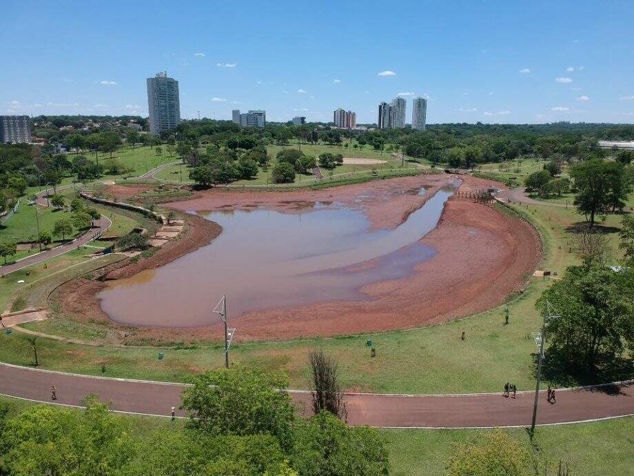 Lago volta a ficar com pouca água. (Marcos Ermínio