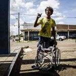 Durante operação da PM, morador de rua ganha cadeira de rodas nova