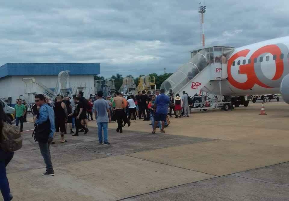 Passageiros foram liberados da aeronave e esperam outro avião. Foto: WhatsApp/Midiamax