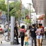 Aplicação de resina em calçadas da 14 de Julho causa mal-estar em pedestres e vendedores