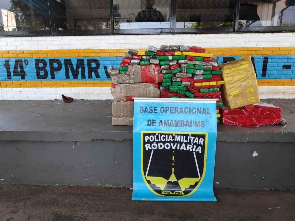 Após perseguição, polícia apreende 240 kg de maconha em carro