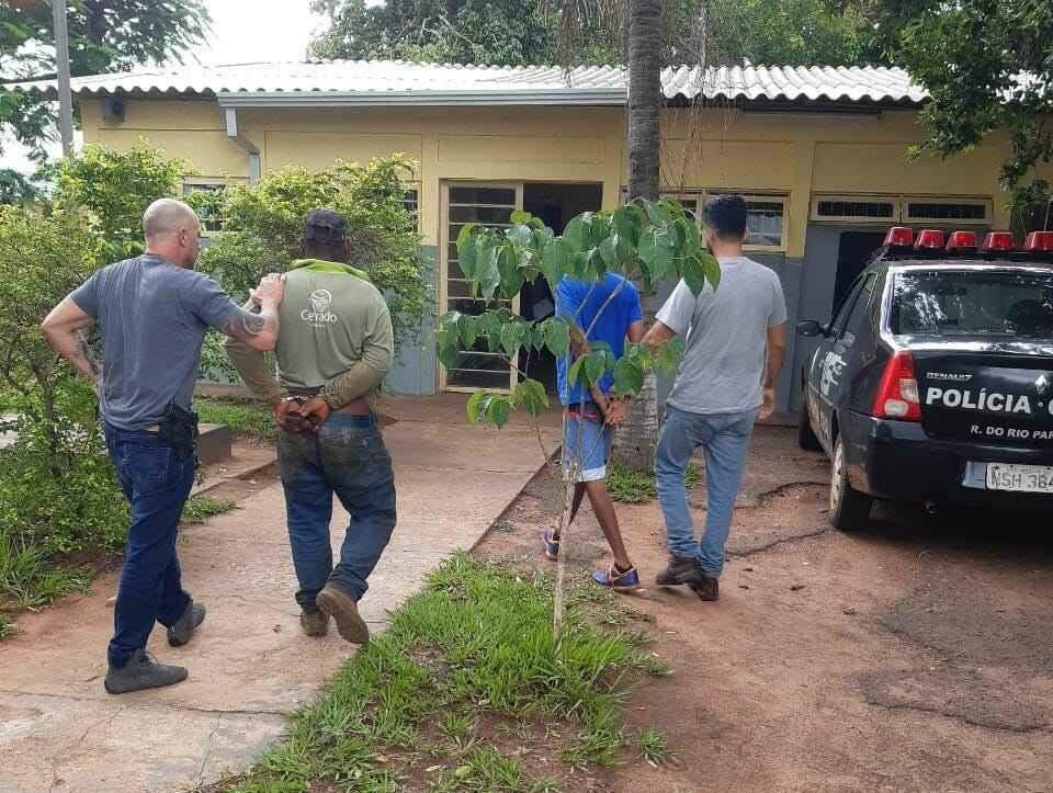 Dois suspeitos foram levados para a delegacia (Foto: Divulgação)