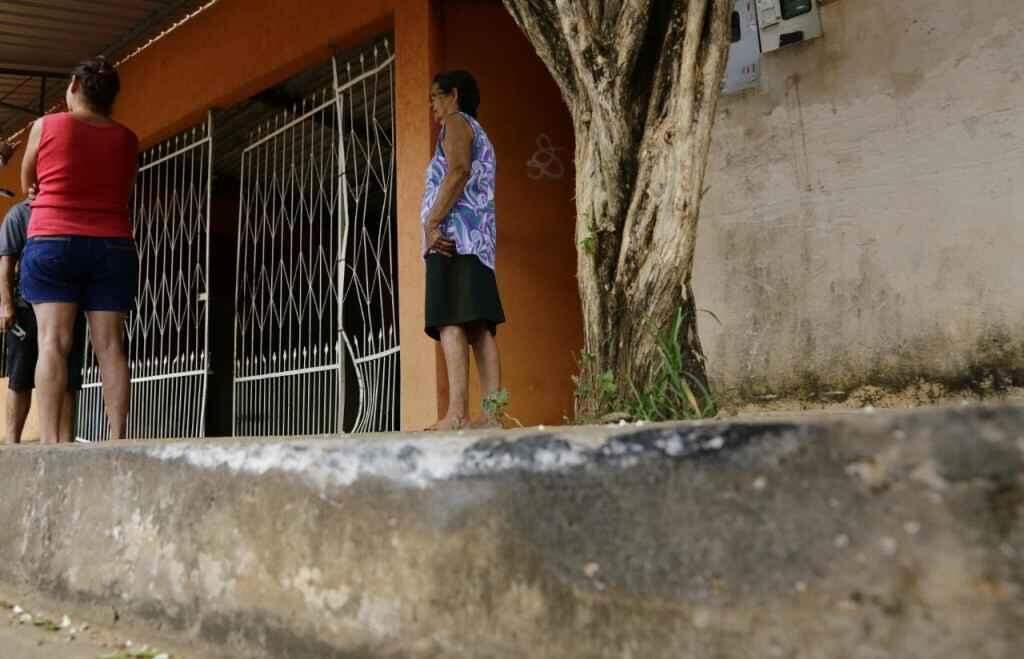 Casa teve garagem invadida por carro. (Foto: Marcos Ermínio)