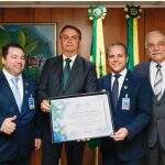 Coronel David entrega título de cidadão sul-mato-grossense a Bolsonaro