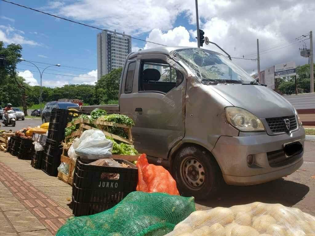 Mini caminhão já tinha sido desvirado