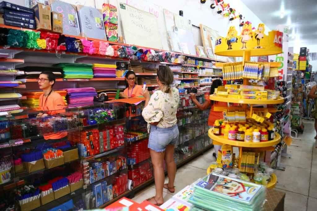 Movimento aumenta na véspera de volta às aulas.