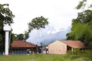 Bombeiros controlaram as chamas em Cetremi. (Foto: Leonardo de França
